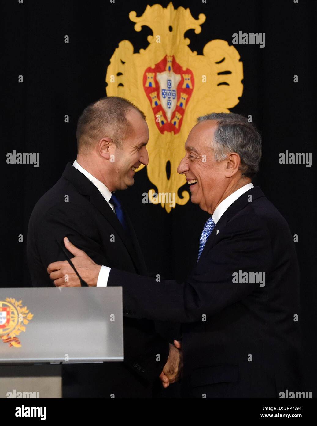 (190131) -- LISBONNE, 31 janv. 2019 (Xinhua) -- le président portugais Marcelo Rebelo de Sousa (à droite) serre la main du président bulgare rumen Radev en visite après une conférence de presse conjointe au palais Belem à Lisbonne, Portugal, le 30 janvier 2019. La relation entre la Bulgarie et le Portugal est un symbole de l'avenir de l'Europe, car les deux pays peuvent coopérer et dialoguer tout en recherchant un terrain d'entente sur la base des valeurs européennes, a déclaré mercredi ici le président bulgare rumen Radev en visite. (Xinhua/Zhang Liyun) PORTUGAL-LISBONNE-BULGARIE-PRÉSIDENT-VISITE PUBLICATIONxNOTxINxCHN Banque D'Images