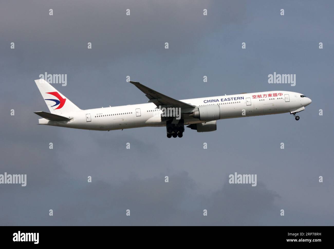 Un Boeing 777-300 de China Eastern Airlines quitte l'aéroport de Londres Gatwick à destination de Shanghai Banque D'Images