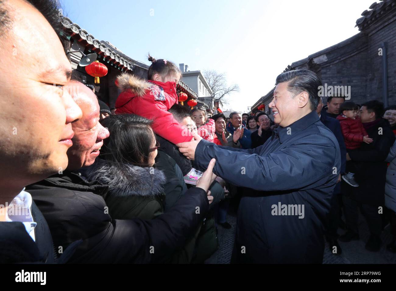 (190201) -- BEIJING, 1 février 2019 -- le président chinois Xi Jinping, également secrétaire général du Comité central du Parti communiste chinois et président de la Commission militaire centrale, accueille les résidents alors qu'il visite un hutong, ou ruelle traditionnelle, dans la région de Qianmen au centre de Pékin, capitale de la Chine, le 1 février 2019. Vendredi, le président Xi Jinping a rendu visite à des cadres et résidents de niveau primaire de Pékin dans les quartiers du centre-ville avant la fête du Printemps et a adressé les salutations au nouvel an lunaire aux Chinois de tous les groupes ethniques. Xi a également inspecté les travaux de préparation du Beijing 2022 Olym Banque D'Images