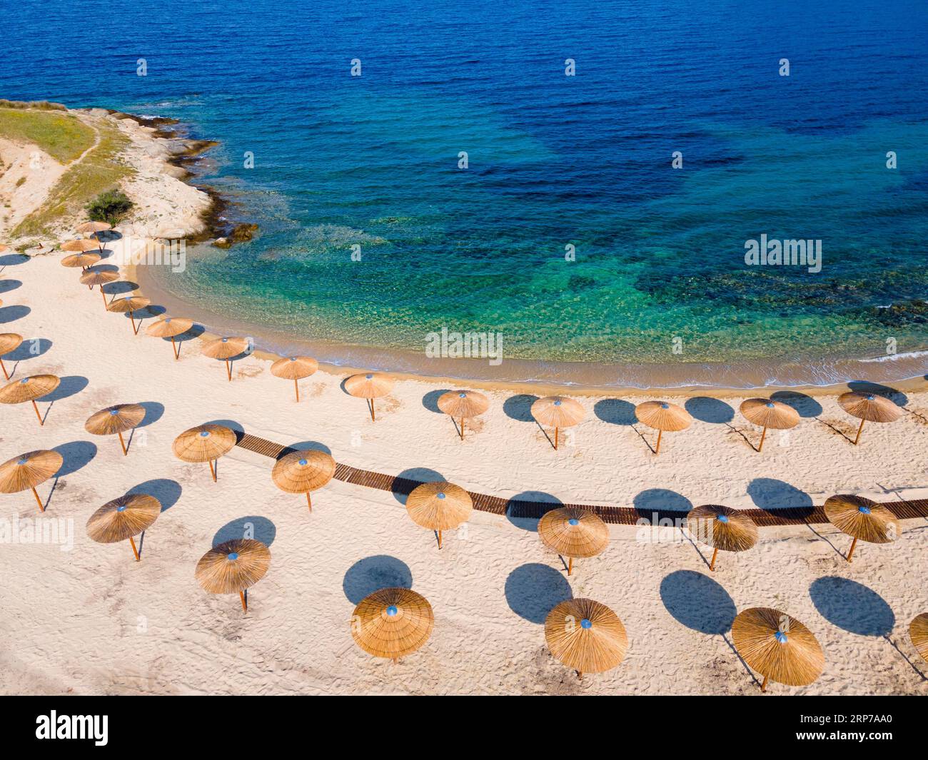 Vue aérienne, parasols, plage EMA, Toroni, Torone, Sithonia, Chalcidique, Macédoine centrale, Grèce Banque D'Images