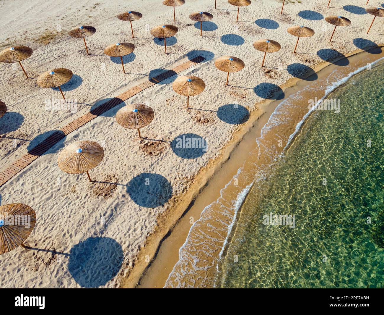 Vue aérienne, parasols, plage EMA, Toroni, Torone, Sithonia, Chalcidique, Macédoine centrale, Grèce Banque D'Images