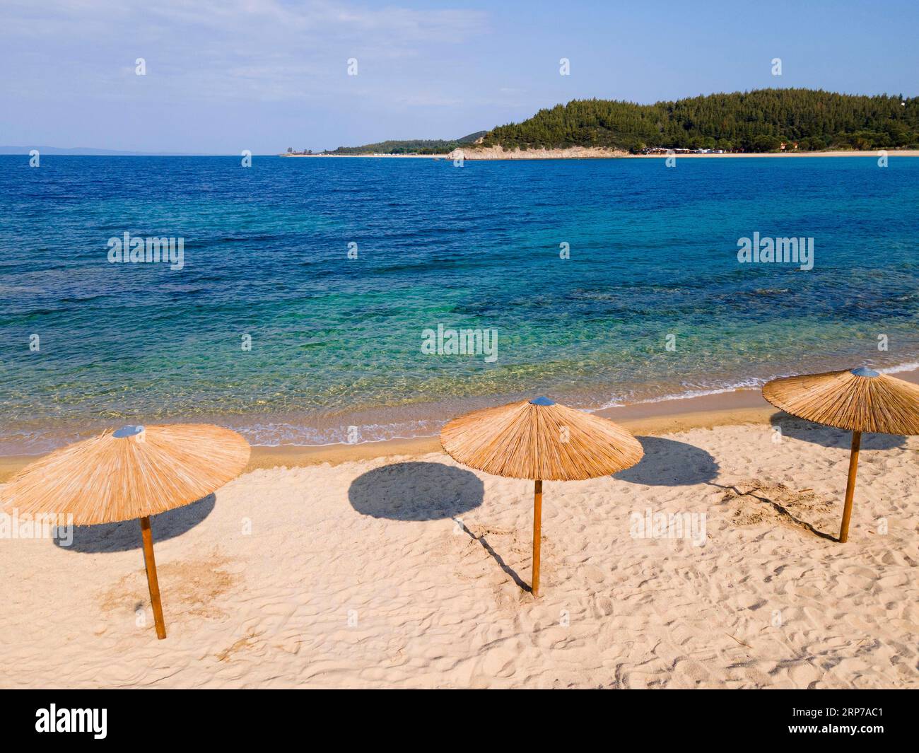 Vue aérienne, parasols, plage EMA, Toroni, Torone, Sithonia, Chalcidique, Macédoine centrale, Grèce Banque D'Images