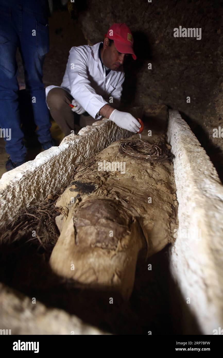 (190202) -- MINYA, 2 février 2019 -- un archéologue travaille sur une momie à l'intérieur des tombes récemment excavées dans la nécropole de Tuna el-Gebel de la province de Minya au sud de la capitale le Caire, Égypte, 2 février 2019. Le ministre égyptien des Antiquités a annoncé samedi la découverte de trois tombes anciennes avec plus de 40 momies bien conservées dans la nécropole de Tuna el-Gebel de la province de Minya au sud de la capitale le Caire. ÉGYPTE-MINYA-ANCIENNES TOMBES-EXCAVATION AhmedxGomaa PUBLICATIONxNOTxINxCHN Banque D'Images