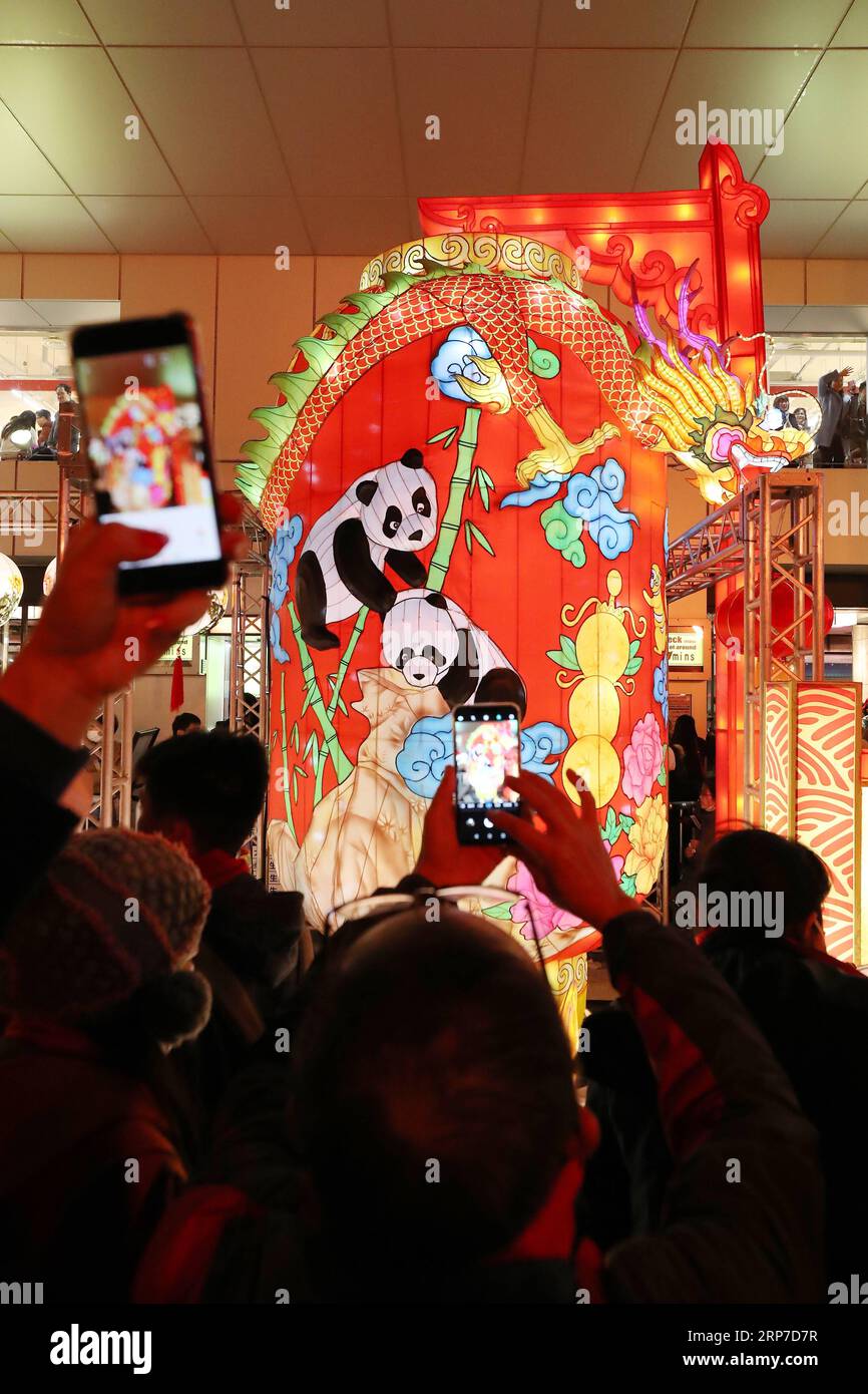 (190204) -- TOKYO, 4 février 2019 (Xinhua) -- les visiteurs prennent des photos de lanternes à motifs panda au pied de la tour de Tokyo à Tokyo, Japon, le 4 février 2019. La tour de Tokyo a été illuminée en rouge pour célébrer le nouvel an chinois lundi soir. (Xinhua/du Xiaoyi) JAPON-TOUR DE TOKYO-CÉLÉBRATION DU NOUVEL AN CHINOIS PUBLICATIONxNOTxINxCHN Banque D'Images