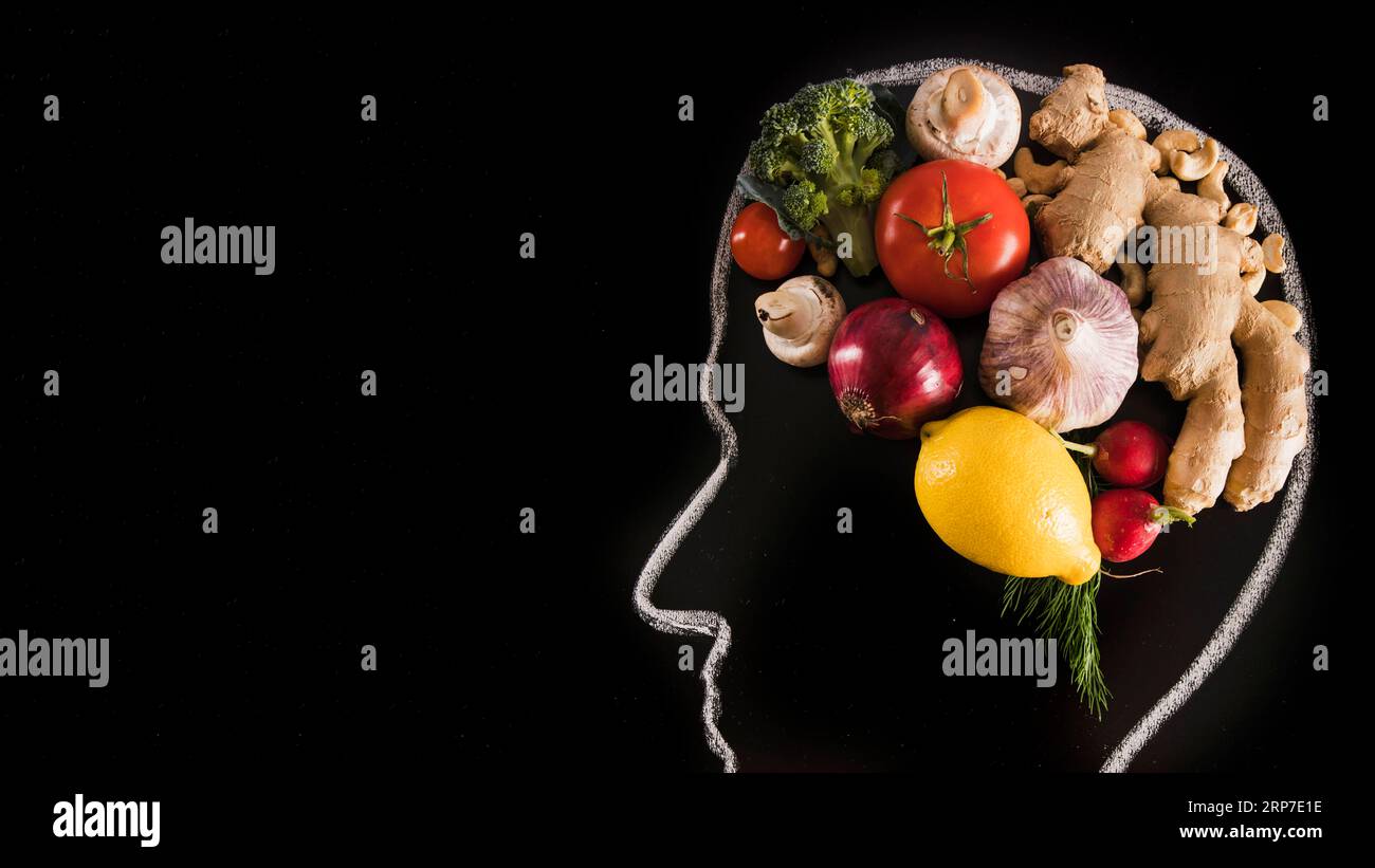 Cerveau humain fait avec des légumes tableau noir Banque D'Images