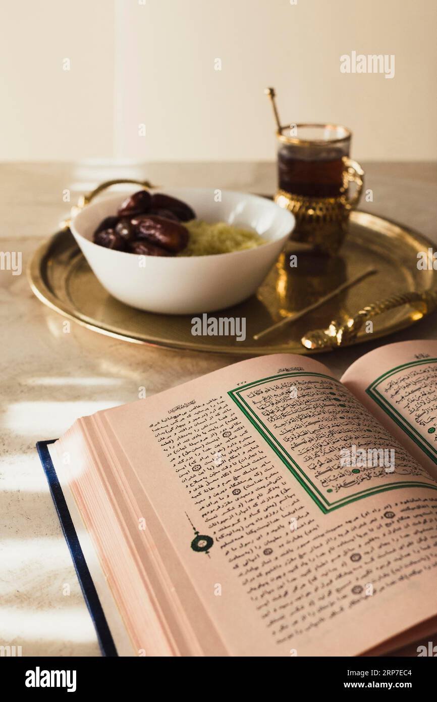 Concept de Ramadan avec dates ouvertes du coran Banque D'Images