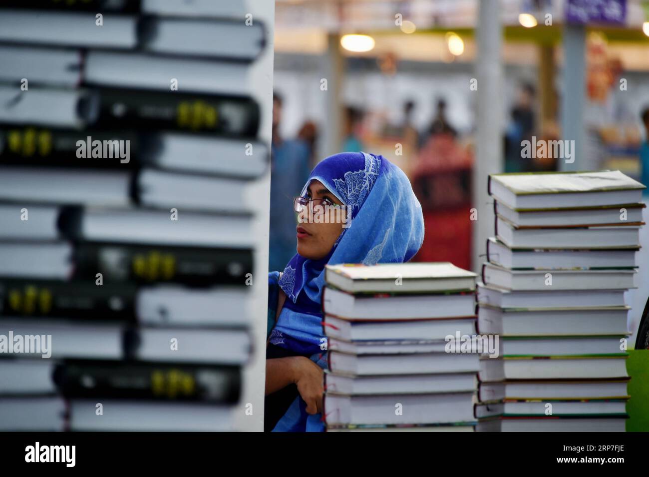 (190206) -- DHAKA, 6 février 2019 -- Une femme parcourt des livres dans un stand de la plus grande foire annuelle du livre du Bangladesh à Dhaka, Bangladesh, le 5 février 2019. La plus grande foire annuelle du livre du Bangladesh a débuté le 1 février dans la capitale Dhaka, réunissant des livres, des lecteurs et des écrivains pour célébrer la littérature. Environ 800 stands ont été attribués à environ 500 organisations cette année pour la foire qui se tient dans les locaux de la Bangla Academy de Dhaka et dans le jardin Suhrawardy adjacent. Stringer) BANGLADESH-DHAKA-BOOK-FAIR Naim-ul-karim PUBLICATIONxNOTxINxCHN Banque D'Images