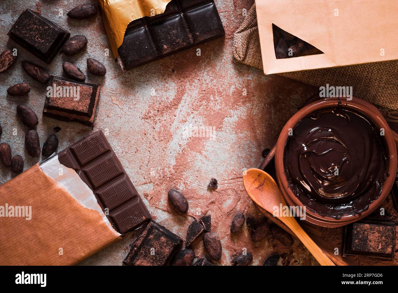 Barre de chocolat fèves de cacao table à la crème au chocolat Banque D'Images