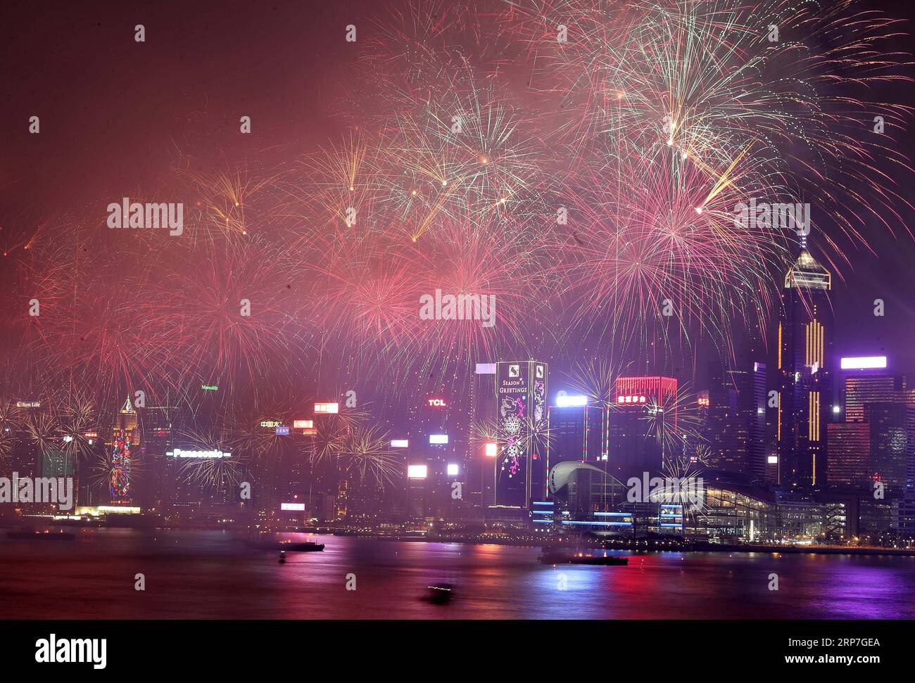 (190206) -- HONG KONG, le 6 février 2019 -- des feux d'artifice éclairent le ciel au-dessus du port Victoria à Hong Kong, dans le sud de la Chine, le 6 février 2019, pour célébrer la fête du printemps.) CHINE-HONG KONG-SPRING FESTIVAL-FIREWORKS (CN) LIXGANG PUBLICATIONXNOTXINXCHN Banque D'Images