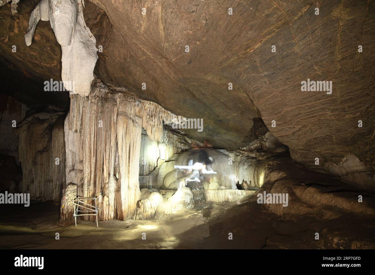 Stalagmites et stalactites à l'intérieur de la magnifique grotte de Phu Wai. Situé dans la province d'Uthai Thani en Thaïlande. Banque D'Images