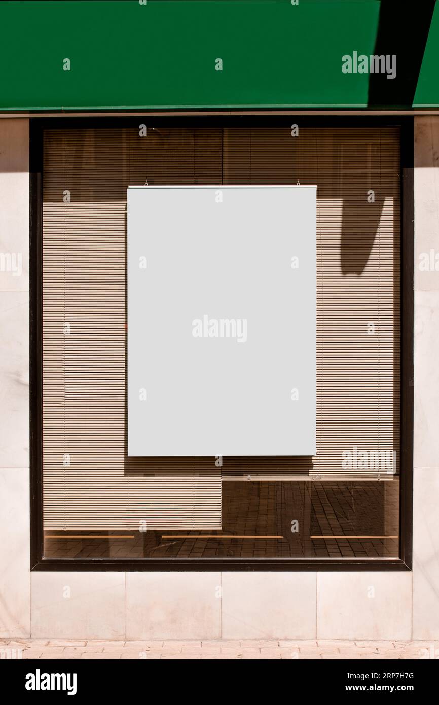 Stores de fenêtre en verre pour panneau d'affichage vierge rectangulaire Banque D'Images