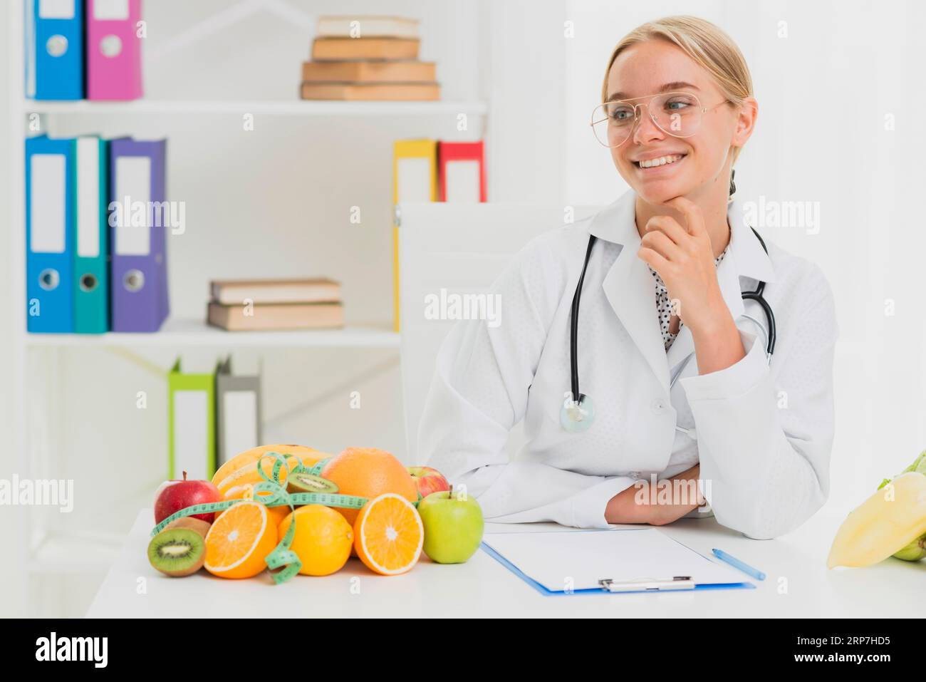Fruits sains de médecin smiley shot moyen Banque D'Images