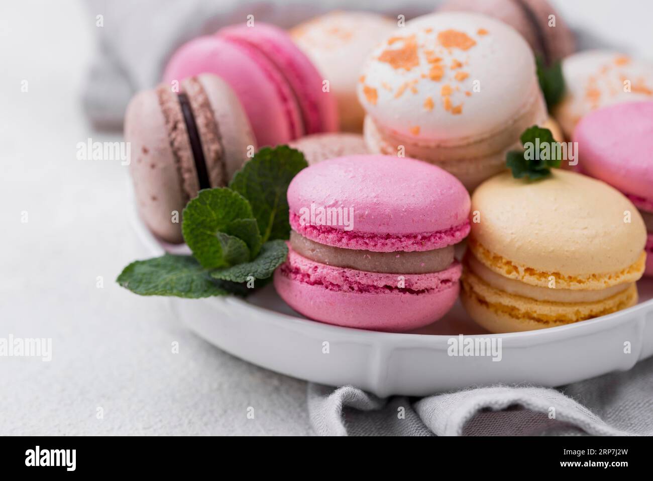 Fermez le bol de macarons avec de la menthe Banque D'Images