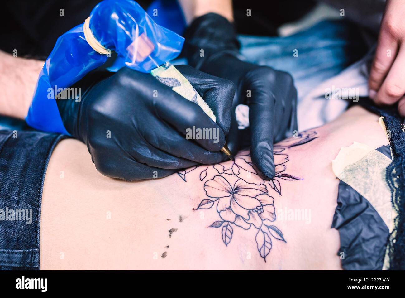 Mains faisant tatouage avec la machine Banque D'Images