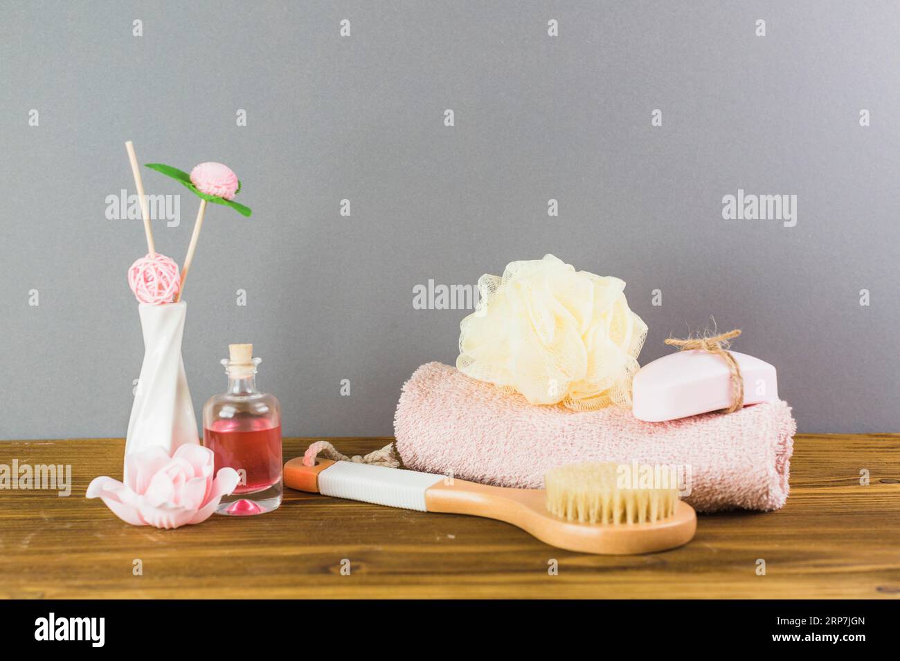 Brosse à huile serviette loofah savon de table en bois Banque D'Images