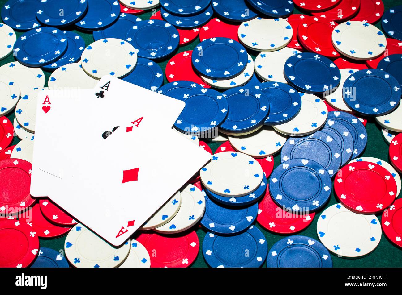 Jetons de casino de trois cartes ACES blanc bleu rouge Banque D'Images