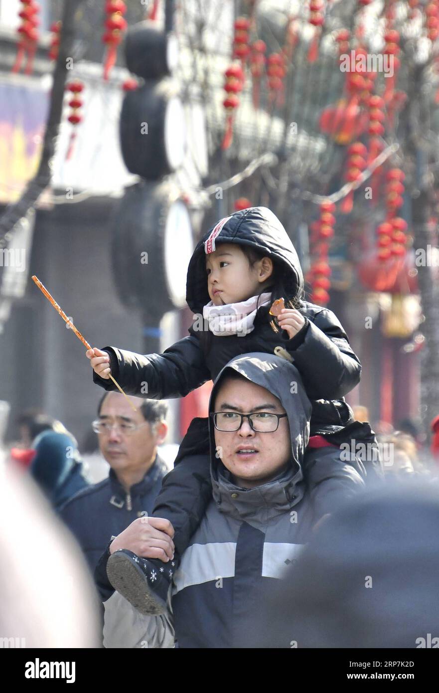 (190208) -- PÉKIN, 8 février 2019 (Xinhua) -- les touristes marchent sur la rue Qianmen à Pékin, capitale de la Chine, 8 février 2019. Les touristes ont visité la rue Qianmen pour profiter du paysage et des délices ici pendant les vacances de la fête du printemps. (Xinhua/Li Xin) CHINE-PÉKIN-TOURISME (CN) PUBLICATIONxNOTxINxCHN Banque D'Images