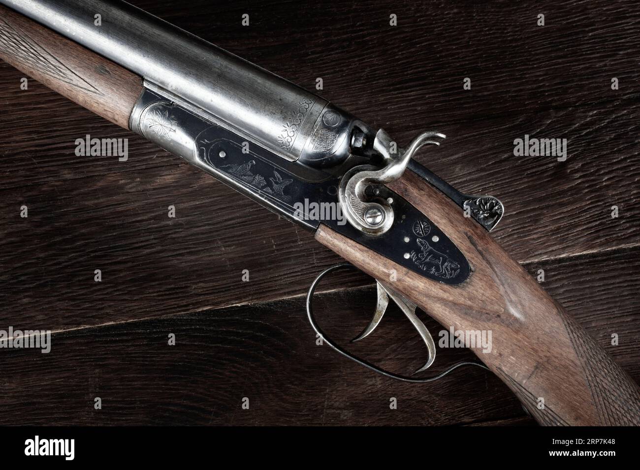 Fusil de chasse à perçage lisse de calibre 12 antique sur une table en bois. Banque D'Images