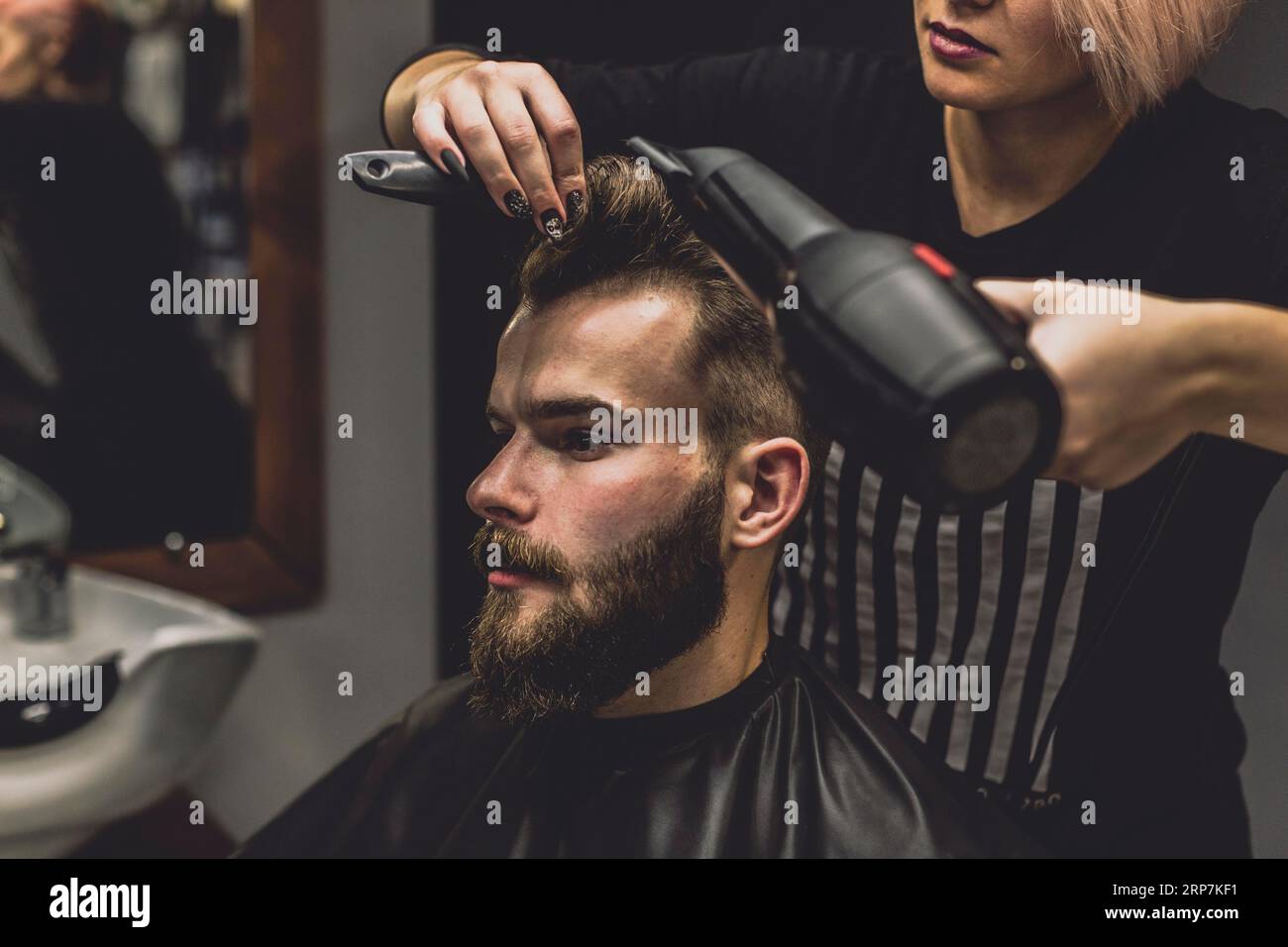 Barber femme séchage de cheveux client Banque D'Images