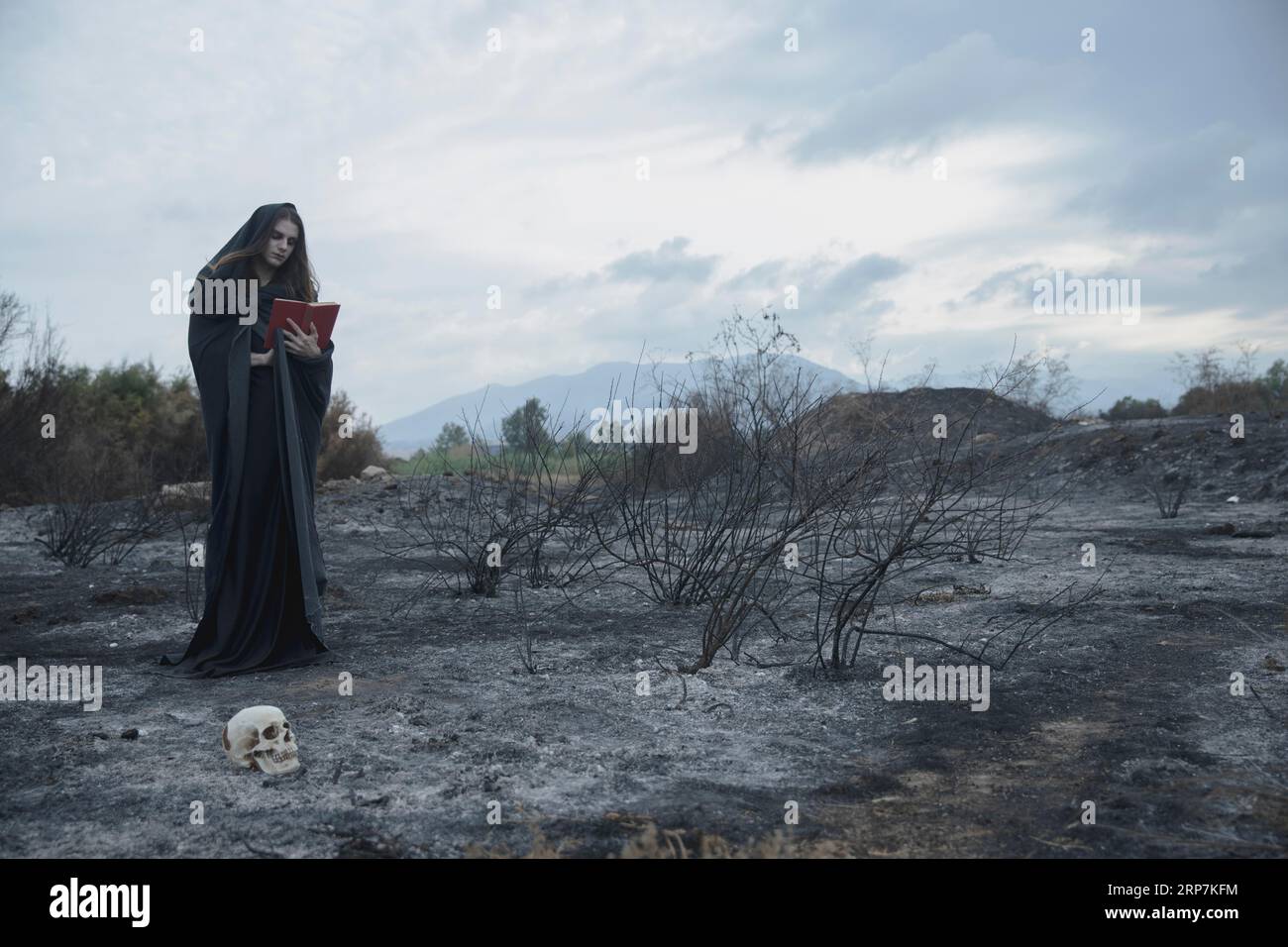 Belle graphie mâle modèle mage à l'extérieur Banque D'Images