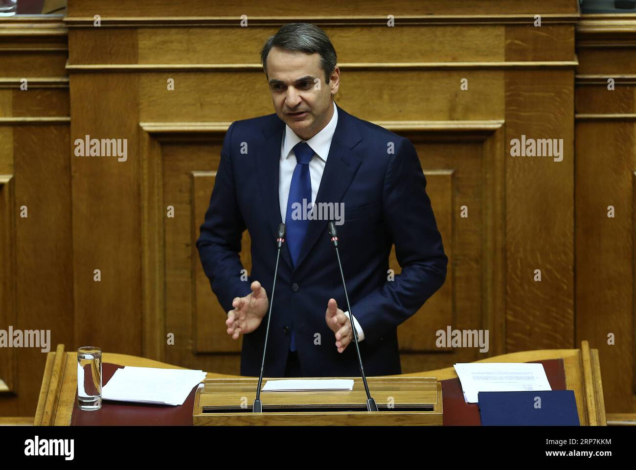 (190208) -- ATHÈNES, le 8 février 2019 -- Kyriakos Mitsotakis, chef du parti de la Nouvelle démocratie dans l'opposition grecque, s'adresse aux législateurs grecs au sujet du protocole d'adhésion à l'OTAN de l'ex-République yougoslave de Macédoine (ARYM), à Athènes, Grèce, le 8 février 2019. Le Parlement grec a approuvé vendredi le protocole sur l'adhésion de l'ex-République yougoslave de Macédoine (ARYM) à l'Organisation du Traité de l'Atlantique Nord (OTAN) sous son nouveau nom de République de Macédoine du Nord. GRÈCE-ATHÈNES-ARYM-ADHÉSION À L'OTAN APPROBATION DU PROTOCOLE MARIOSXLOLOS PUBLICATIONXNOTXINXCHN Banque D'Images