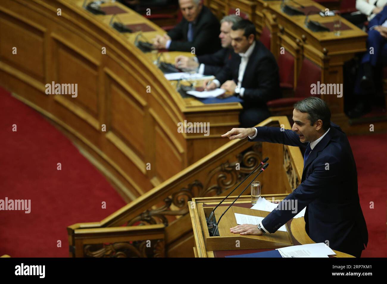 (190208) -- ATHÈNES, 8 février 2019 -- Kyriakos Mitsotakis (Front), chef de la principale opposition grecque, s'adresse aux législateurs grecs sur le protocole d'adhésion à l'OTAN de l'ex-République yougoslave de Macédoine (ARYM), à Athènes, Grèce, le 8 février 2019. Le Parlement grec a approuvé vendredi le protocole sur l'adhésion de l'ex-République yougoslave de Macédoine (ARYM) à l'Organisation du Traité de l'Atlantique Nord (OTAN) sous son nouveau nom de République de Macédoine du Nord. GRÈCE-ATHÈNES-ARYM-ADHÉSION À L'OTAN APPROBATION DU PROTOCOLE MARIOSXLOLOS PUBLICATIONXNOTXINXCHN Banque D'Images