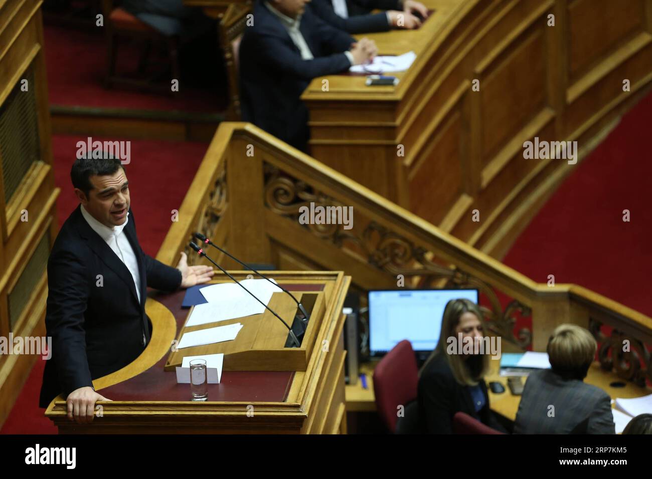 (190208) -- ATHÈNES, le 8 février 2019 -- le Premier ministre grec Alexis Tsipras (L, Front) s'adresse aux législateurs grecs sur le protocole d'adhésion à l'OTAN de l'ex-République yougoslave de Macédoine (ARYM), à Athènes, Grèce, le 8 février 2019. Le Parlement grec a approuvé vendredi le protocole sur l'adhésion de l'ex-République yougoslave de Macédoine (ARYM) à l'Organisation du Traité de l'Atlantique Nord (OTAN) sous son nouveau nom de République de Macédoine du Nord. GRÈCE-ATHÈNES-ARYM-ADHÉSION À L'OTAN APPROBATION DU PROTOCOLE MARIOSXLOLOS PUBLICATIONXNOTXINXCHN Banque D'Images