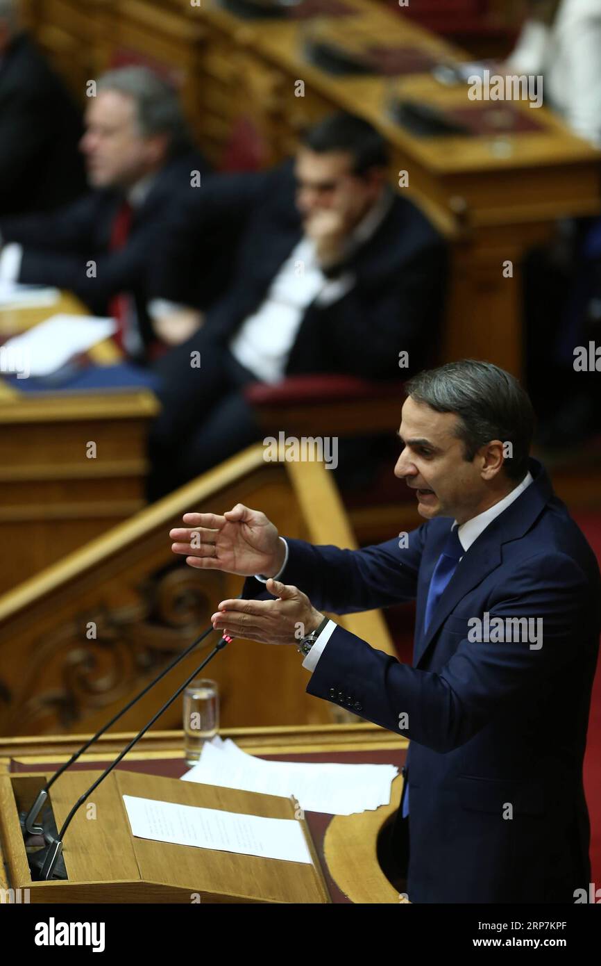 (190208) -- ATHÈNES, 8 février 2019 -- Kyriakos Mitsotakis (Front), chef de la principale opposition grecque, s'adresse aux législateurs grecs sur le protocole d'adhésion à l'OTAN de l'ex-République yougoslave de Macédoine (ARYM), à Athènes, Grèce, le 8 février 2019. Le Parlement grec a approuvé vendredi le protocole sur l'adhésion de l'ex-République yougoslave de Macédoine (ARYM) à l'Organisation du Traité de l'Atlantique Nord (OTAN) sous son nouveau nom de République de Macédoine du Nord. GRÈCE-ATHÈNES-ARYM-ADHÉSION À L'OTAN APPROBATION DU PROTOCOLE MARIOSXLOLOS PUBLICATIONXNOTXINXCHN Banque D'Images