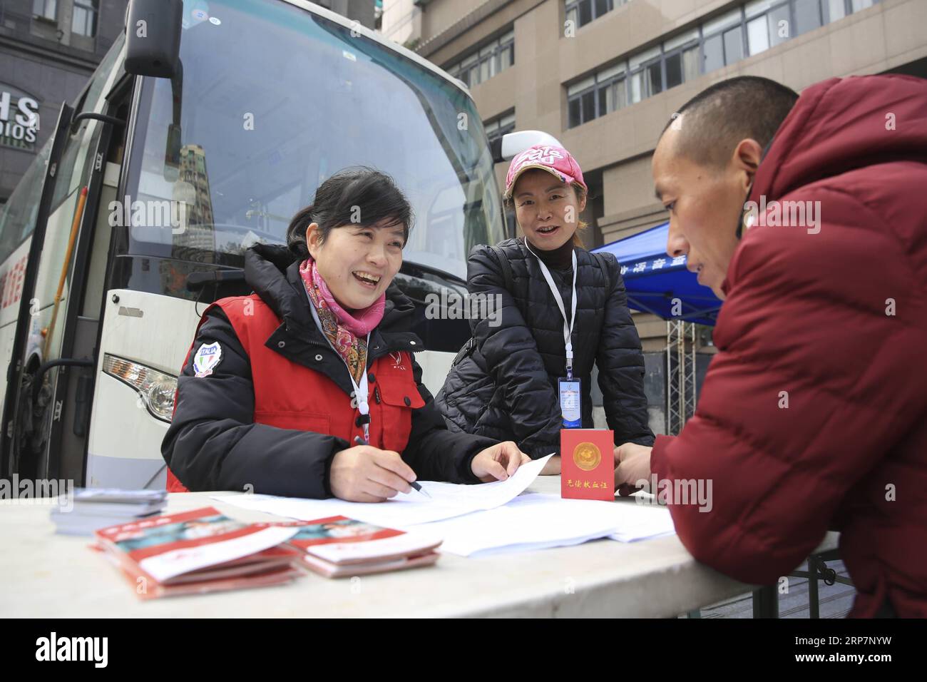 (190210) -- BEIJING, 10 février 2019 -- Un bénévole (L) travaille pour un service de don de sang volontaire à Chongqing Municipalitiy, dans le sud-ouest de la Chine, le 26 novembre 2017. Plus de 100 millions de Chinois se sont inscrits comme volontaires à la fin de 2018, selon le ministère des Affaires civiles. À la fin de 2018, environ 12 000 organisations de services bénévoles étaient enregistrées, ce qui représentait plus de 1,2 milliards d’heures de service au total, selon une déclaration ministérielle publiée plus tôt. Les Chinois ont pris une part de plus en plus active dans le volontariat ces dernières années, en particulier à Major in Banque D'Images