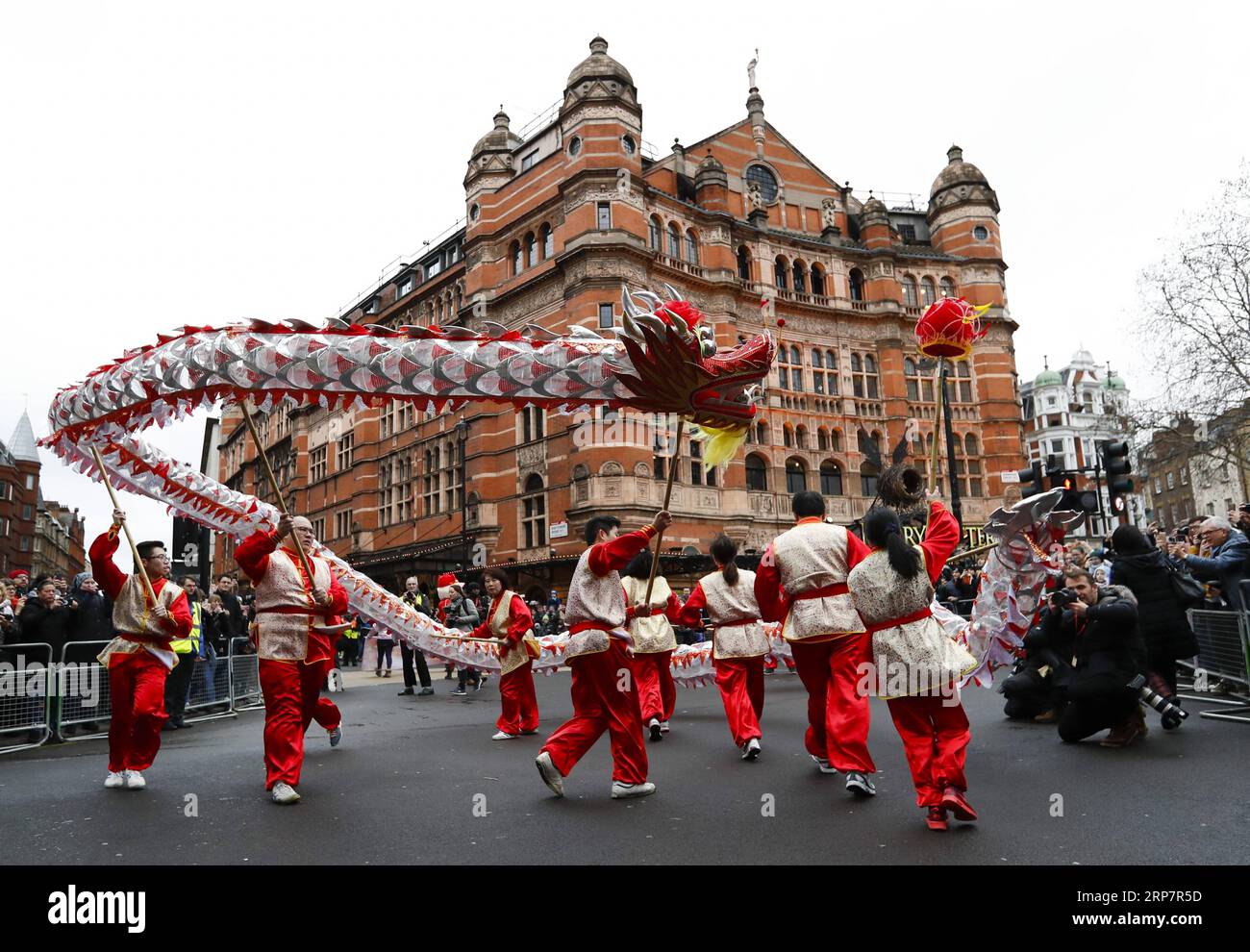 (190210) -- LONDRES, 10 février 2019 -- des gens exécutent la danse du dragon devant le Palace Theater lors d'un défilé du nouvel an lunaire chinois à Londres, en Grande-Bretagne, le 10 février 2019. Londres a accueilli dimanche l'une des plus grandes célébrations du nouvel an chinois en dehors de l'Asie, attirant des dizaines de milliers de visiteurs au cœur de la capitale britannique pour partager la joie. La célébration a commencé par un grand défilé mettant en vedette 30 équipes, dont une équipe de Dragon et Lion chinois, un bus à impériale emblématique de Londres et une variété de flotteurs circulant dans les rues de Trafalgar Square, via West End avant d'arriver Banque D'Images