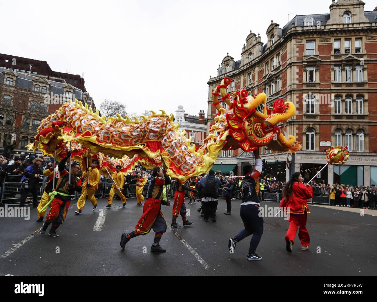 (190210) -- LONDRES, 10 février 2019 -- des gens exécutent la danse du dragon lors d'un défilé du nouvel an lunaire chinois à Londres, en Grande-Bretagne, le 10 février 2019. Londres a accueilli dimanche l'une des plus grandes célébrations du nouvel an chinois en dehors de l'Asie, attirant des dizaines de milliers de visiteurs au cœur de la capitale britannique pour partager la joie. La célébration a commencé par un grand défilé mettant en vedette 30 équipes, dont une équipe chinoise de Dragon et Lion, un bus à impériale emblématique de Londres et une variété de flotteurs circulant dans les rues de Trafalgar Square, via West End, avant d'atteindre sa destination finale Chinatown Banque D'Images