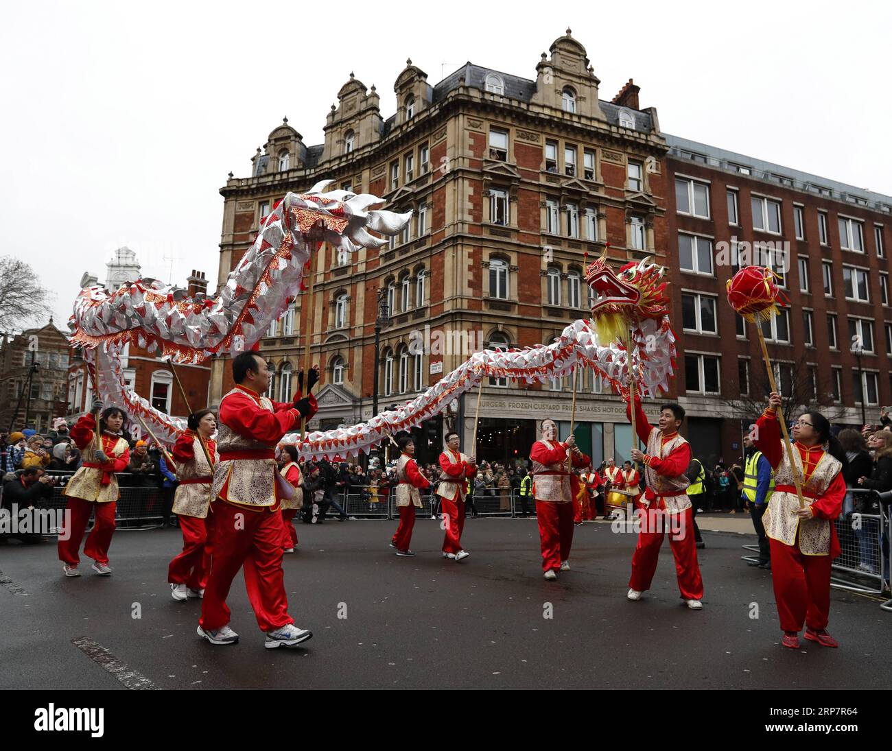 (190210) -- LONDRES, 10 février 2019 -- des gens exécutent la danse du dragon lors d'un défilé du nouvel an lunaire chinois à Londres, en Grande-Bretagne, le 10 février 2019. Londres a accueilli dimanche l'une des plus grandes célébrations du nouvel an chinois en dehors de l'Asie, attirant des dizaines de milliers de visiteurs au cœur de la capitale britannique pour partager la joie. La célébration a commencé par un grand défilé mettant en vedette 30 équipes, dont une équipe chinoise de Dragon et Lion, un bus à impériale emblématique de Londres et une variété de flotteurs circulant dans les rues de Trafalgar Square, via West End, avant d'atteindre sa destination finale Chinatown Banque D'Images