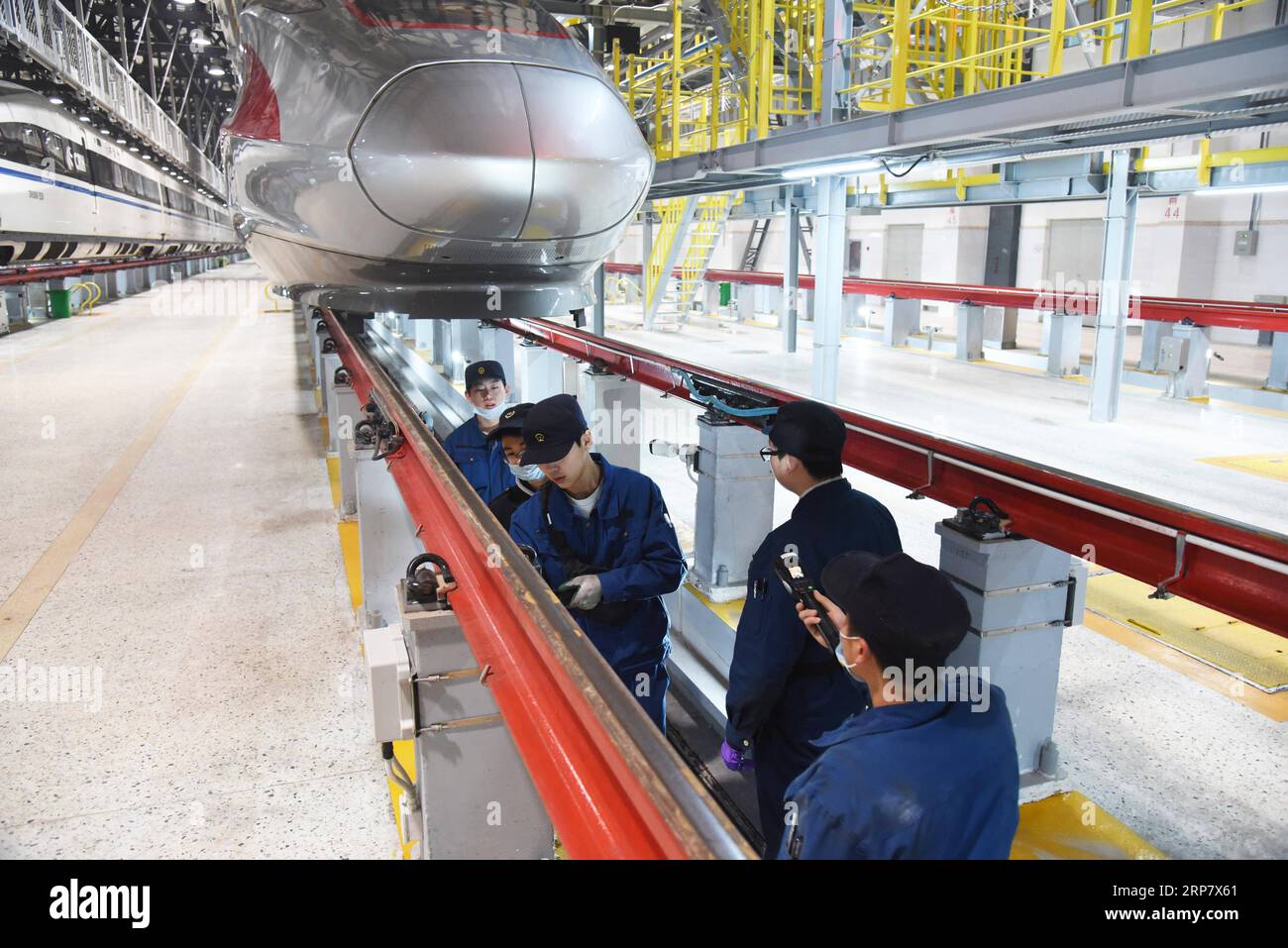 (190213) -- JINAN, 13 février 2019 (Xinhua) -- les mécaniciens vérifient un train à grande vitesse Fuxing dans une station de maintenance à Jinan, dans la province du Shandong de l est de la Chine, 12 février 2019 les trains à grande vitesse Fuxing sont généralement en service le jour et en maintenance la nuit. Avec une vitesse maximale de 350 kilomètres par heure, Fuxing représente le meilleur de la technologie ferroviaire à grande vitesse en Chine. (Xinhua/Wang Kai) CHINE-SHANDONG-ENTRETIEN DES TRAINS À GRANDE VITESSE (CN) PUBLICATIONxNOTxINxCHN Banque D'Images