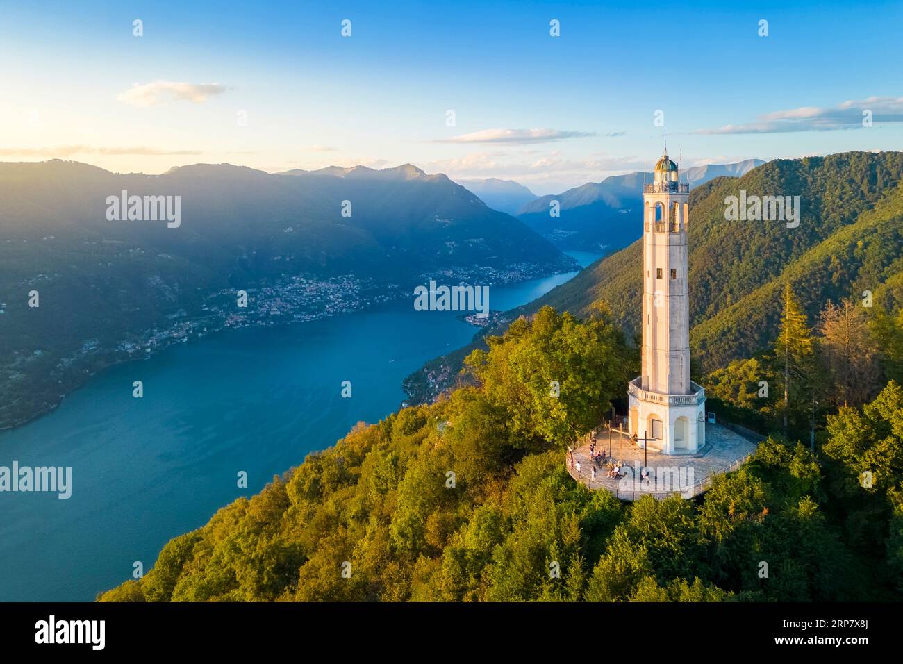 Vue aérienne du Faro Voltiano de Brunate surplombant Côme et le lac de Côme en été au coucher du soleil. Brunate, province de Como, Lombardie, Italie. Banque D'Images