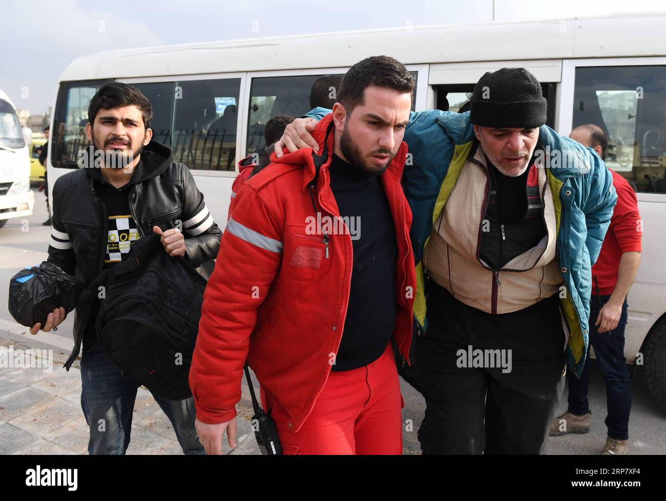 (190213) -- ALEP, 13 février 2019 -- Un travailleur du Croissant-Rouge arabe syrien (SARC) soutient un homme enlevé libéré dans la campagne de la province d'Alep, dans le nord de la Syrie, le 12 février 2019. L'armée syrienne a obtenu mardi la libération d'un certain nombre de personnes enlevées de la captivité des rebelles dans la campagne d'Alep, selon l'agence de presse d'État SANA. SYRIE-ALEP-LIBÉRATION DES PERSONNES ENLEVÉES STRINGER PUBLICATIONXNOTXINXCHN Banque D'Images