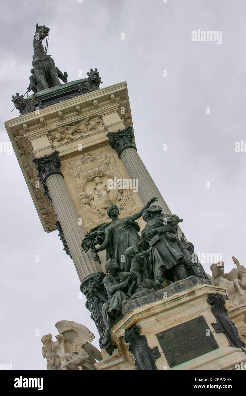 Gros plan du monument à Alfonso XII dans le parc El Retiro à Madrid Espagne Banque D'Images