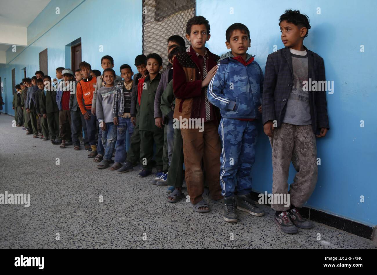 (190213) -- SANAA, 13 février 2019 -- des élèves yéménites touchés par le conflit font la queue pour recevoir un petit déjeuner assisté dans une école de Sanaa, au Yémen, le 13 février 2019. Ahmed Hameed Humran, directeur d'une école au nord de Sanaa, a déclaré que ces petits déjeuners aidés comprenant des pommes, des bananes, et des sandwichs, sont fournis par des groupes de charité locaux et des gens riches comme une tentative d'aider et d'encourager 500 élèves pauvres de l'école à aller à l'école et de ne pas être dehors.) YÉMEN-SANAA-ÉTUDIANTS-AIDE ALIMENTAIRE MohammedxMohammed PUBLICATIONxNOTxINxCHN Banque D'Images