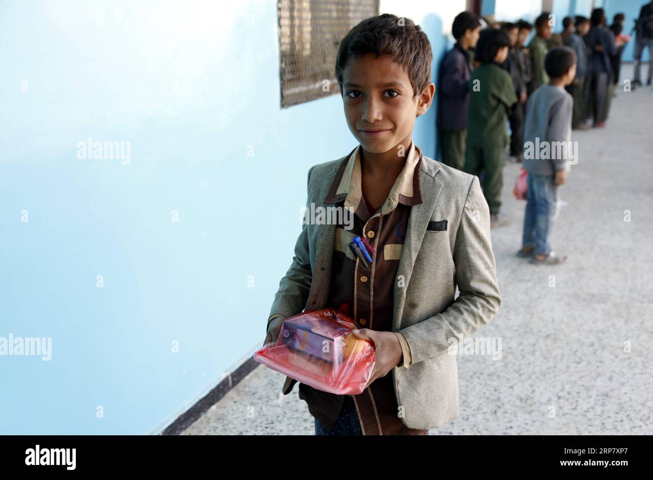(190213) -- SANAA, 13 février 2019 -- Un élève yéménite affecté par le conflit organise le petit déjeuner assisté dans une école de Sanaa, Yémen, le 13 février 2019. Ahmed Hameed Humran, directeur d'une école au nord de Sanaa, a déclaré que ces petits déjeuners aidés comprenant des pommes, des bananes, et des sandwichs, sont fournis par des groupes de charité locaux et des gens riches comme une tentative d'aider et d'encourager 500 élèves pauvres de l'école à aller à l'école et de ne pas être dehors.) YÉMEN-SANAA-ÉTUDIANTS-AIDE ALIMENTAIRE MohammedxMohammed PUBLICATIONxNOTxINxCHN Banque D'Images