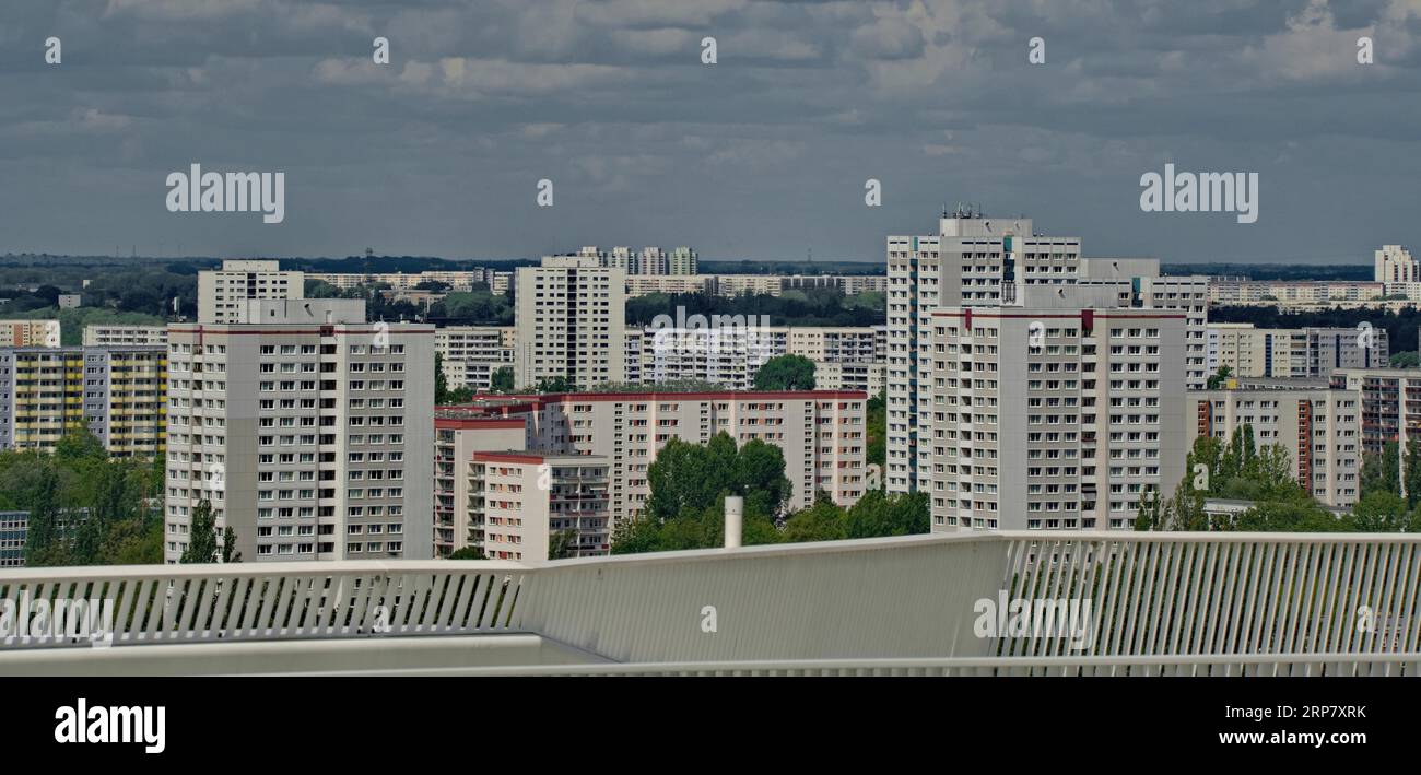 Vue des bâtiments préfabriqués depuis la plate-forme d'observation Wolkenhain, Marzahn-Hellersdorf, Berlin, Allemagne Banque D'Images