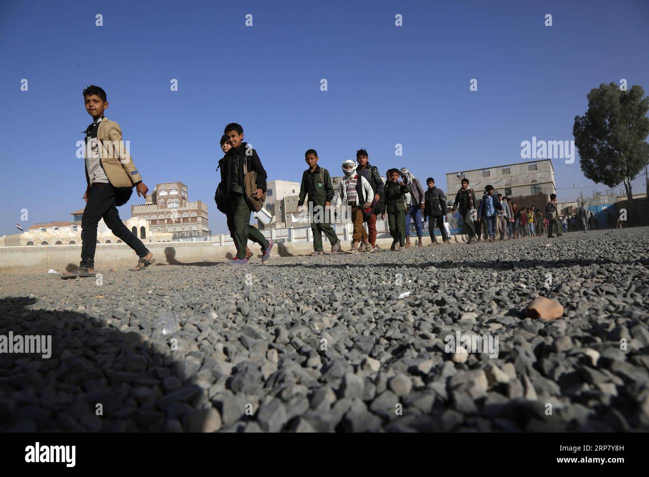 (190213) -- SANAA, 13 février 2019 -- des élèves yéménites touchés par le conflit fréquentent une école avant de recevoir un petit déjeuner assisté à Sanaa, Yémen, le 13 février 2019. Ahmed Hameed Humran, directeur d'une école au nord de Sanaa, a déclaré que ces petits déjeuners aidés comprenant des pommes, des bananes, et des sandwichs, sont fournis par des groupes de charité locaux et des gens riches comme une tentative d'aider et d'encourager 500 élèves pauvres de l'école à aller à l'école et de ne pas être dehors.) YÉMEN-SANAA-ÉTUDIANTS-AIDE ALIMENTAIRE MohammedxMohammed PUBLICATIONxNOTxINxCHN Banque D'Images