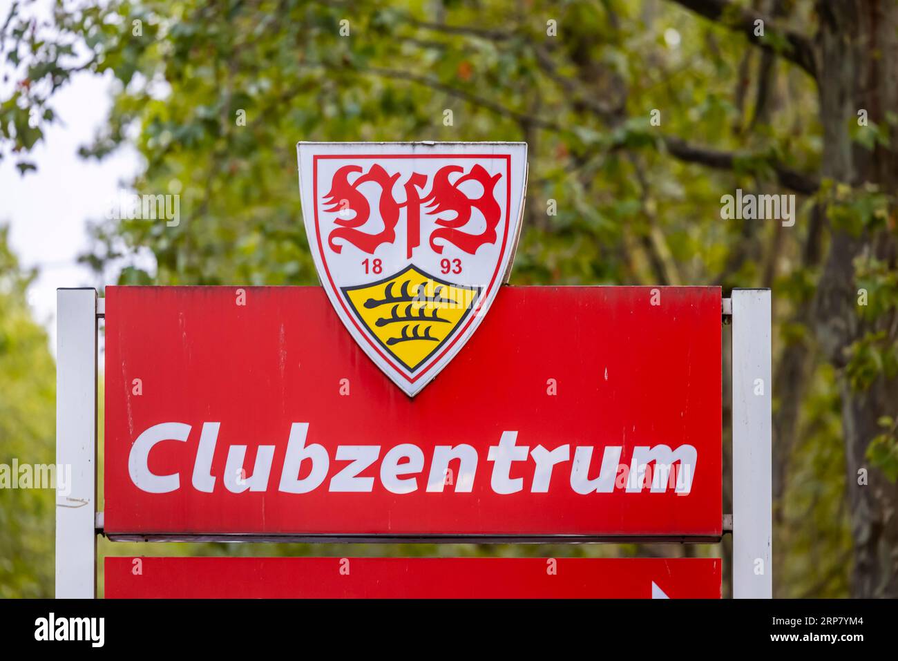 Centre du club VfB Stuttgart avec écusson du club, Mercedesstrasse Bad Cannstatt, Stuttgart, Baden-Wuerttemberg, Allemagne Banque D'Images