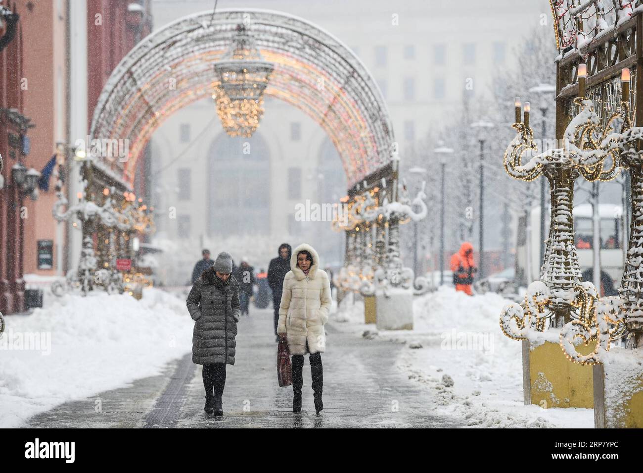 (190213) -- MOSCOU, 13 février 2019 -- des gens marchent dans la neige à Moscou, Russie, le 13 février. 2019. Une chute de neige récente a provoqué des précipitations de 11 mm à Moscou mercredi. ) RUSSIE-MOSCOU-SNOWFALL EvgenyxSinitsyn PUBLICATIONxNOTxINxCHN Banque D'Images