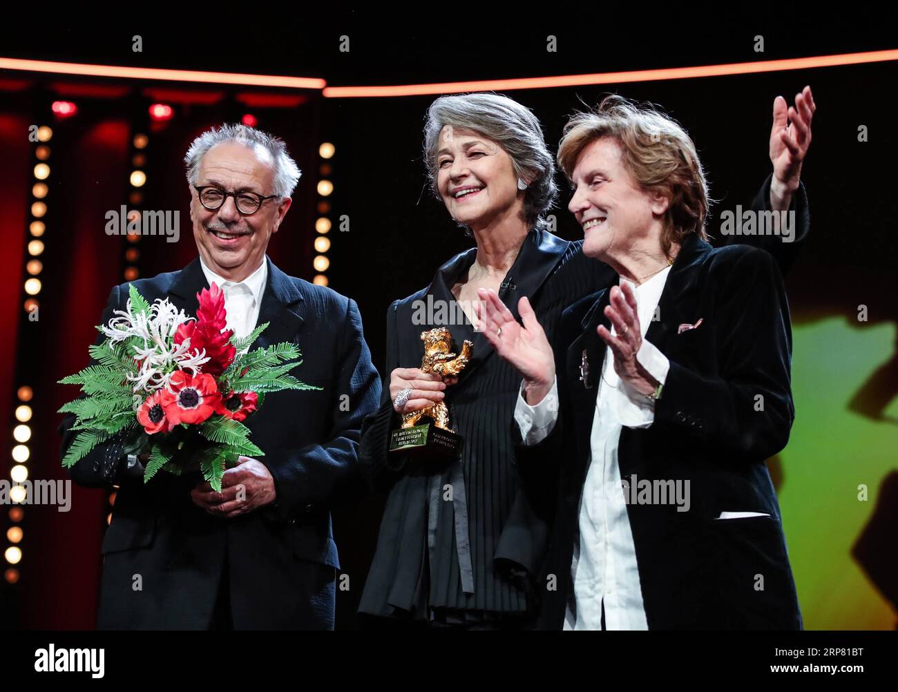 (190215) -- BERLIN, 15 février 2019 (Xinhua) -- l'actrice britannique Charlotte Rampling (C), lauréate du prix d'honneur de l'Ours d'or pour l'accomplissement de toute une vie, pose pour des photos avec le réalisateur Berlinale Dieter Kosslick (à gauche) et la réalisatrice italienne The Night porter Liliana Cavani lors de la cérémonie de remise des prix lors du 69e Festival International du film de Berlin à Berlin, capitale de l'Allemagne, le 14 février 2019. (Xinhua/Shan Yuqi) ALLEMAGNE-BERLIN-BERLINALE-OURS D'OR HONORAIRE-CHARLOTTE RAMPLING PUBLICATIONxNOTxINxCHN Banque D'Images