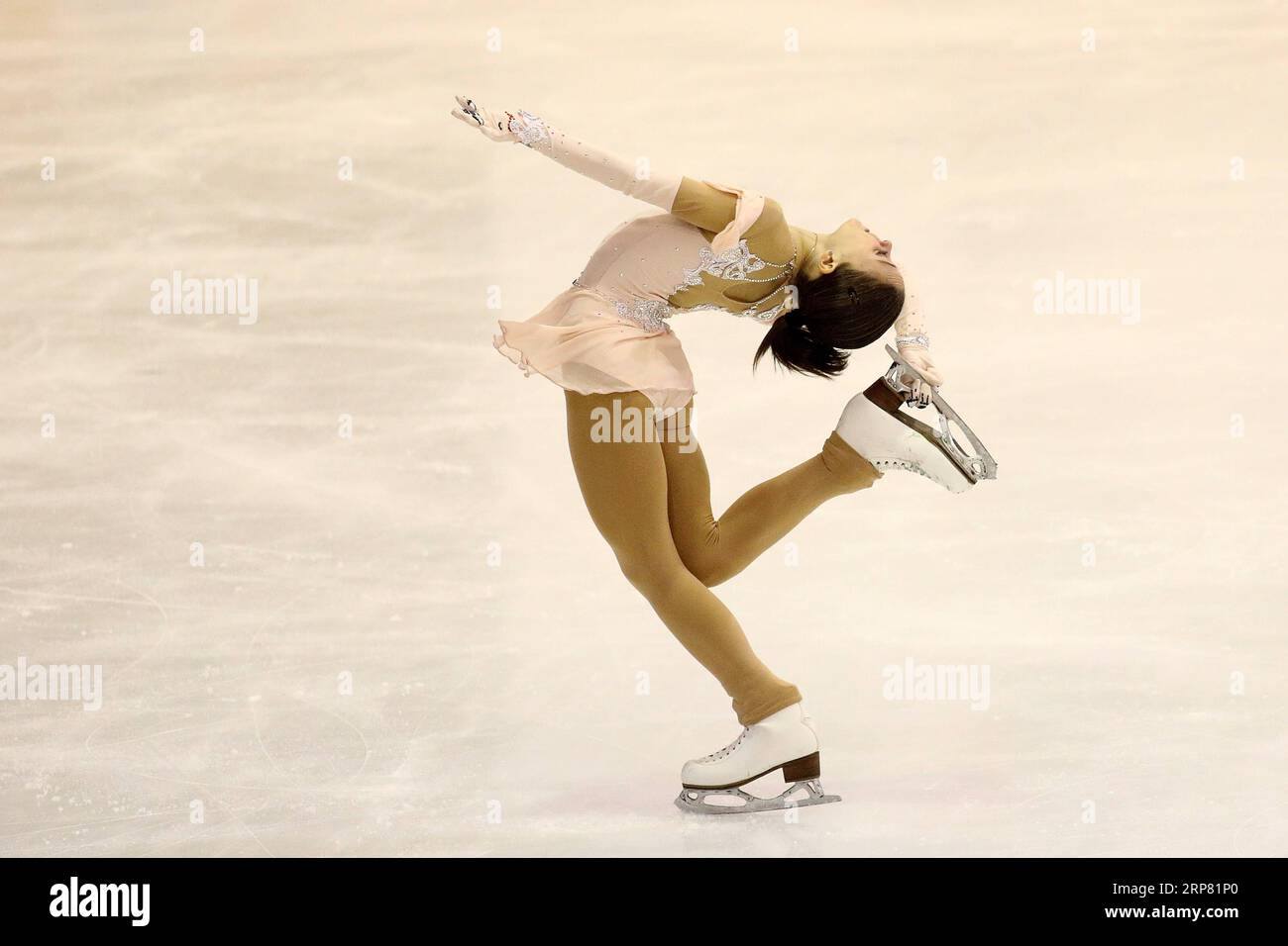 (190215) -- BEIJING, 15 fév. 2019 (Xinhua) -- Julia Lang de Hongrie se produit lors de la compétition féminine de patinage artistique au Festival olympique de la jeunesse européenne (FOJE 2019) à la mairie de Skenderija à Sarajevo, Bosnie-Herzégovine (BiH), le 13 février 2019. (Xinhua/Nedim Grabovica) PHOTOS XINHUA DU JOUR PUBLICATIONxNOTxINxCHN Banque D'Images