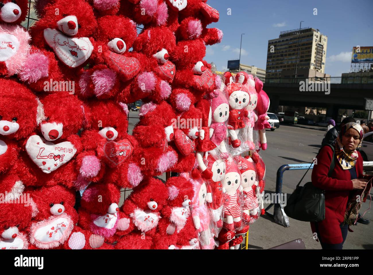 (190215) -- LE CAIRE, 15 février 2019 -- des cadeaux pour la Saint-Valentin sont vus dans un marché au Caire, en Égypte, le 14 février 2019. Les devantures de magasins ont été décorées avec des ours en peluche, des coeurs rouges et des roses dans la capitale égyptienne le Caire jeudi alors que les Égyptiens marquaient la Saint-Valentin. EGYPTE-LE CAIRE-SAINT VALENTIN AhmedxGomaa PUBLICATIONxNOTxINxCHN Banque D'Images