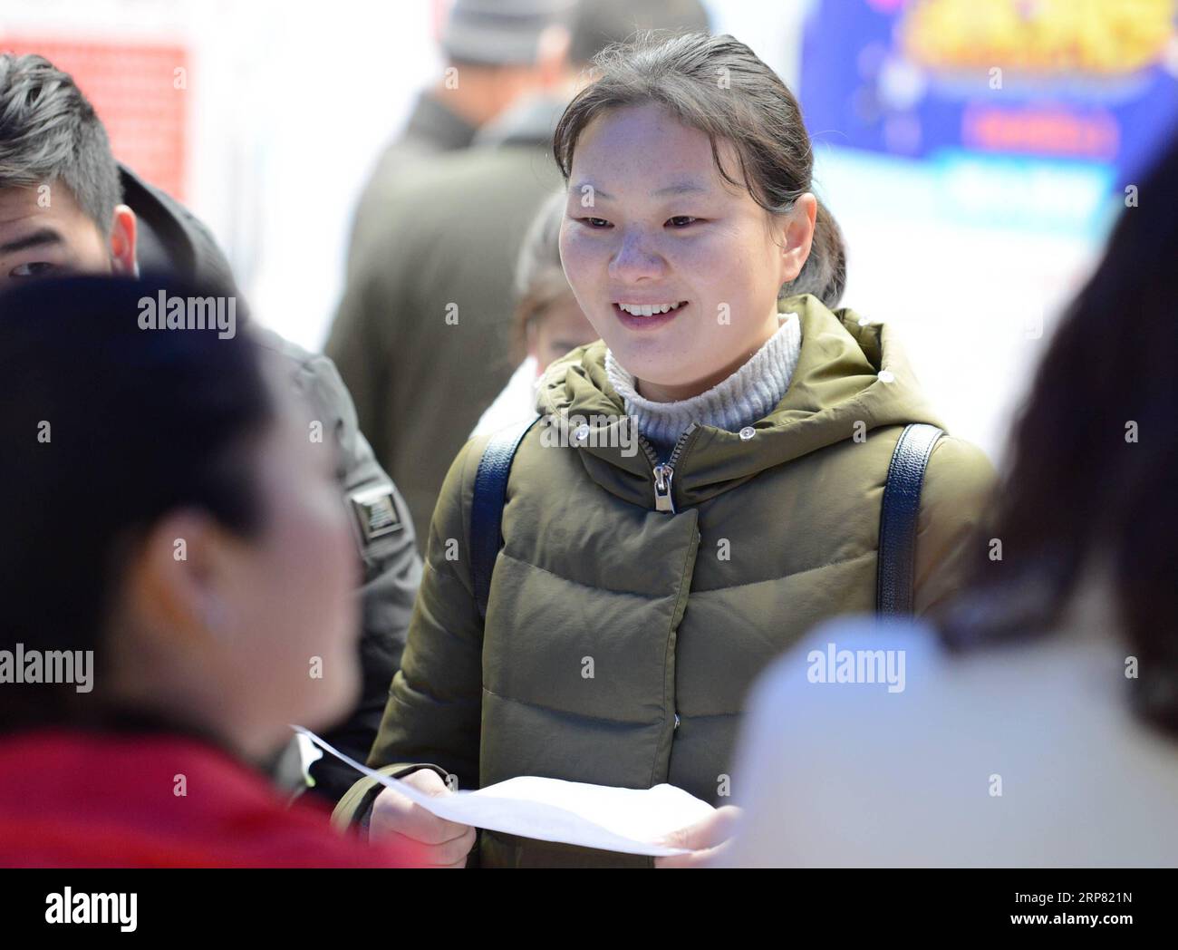 (190215) -- XIANGYANG, 15 février 2019 (Xinhua) -- des demandeurs d'emploi sont vus lors d'un salon de l'emploi dans le comté de Baokang, dans la province du Hubei en Chine centrale, le 15 février 2019. Des salons de l'emploi ont lieu dans plusieurs villes de Chine après les vacances du Festival du printemps. (Xinhua/Chen Quanlin) CHINE-SALON DE L'EMPLOI (CN) PUBLICATIONxNOTxINxCHN Banque D'Images