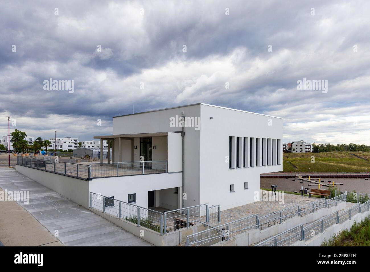 Le centre d'accueil était les terrasses IBA : architecture minimaliste composée de trois cubes de construction reliés par des terrasses Banque D'Images