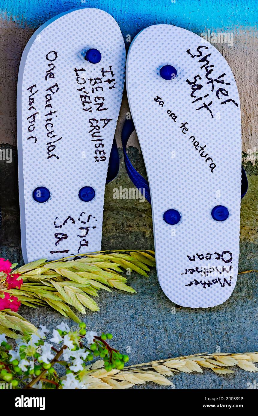 Les fans de Jimmy Buffett laissent des tongs et des fleurs au Buffett Bridge, le 2 septembre 2023, à Pascagoula, Mississippi. Banque D'Images