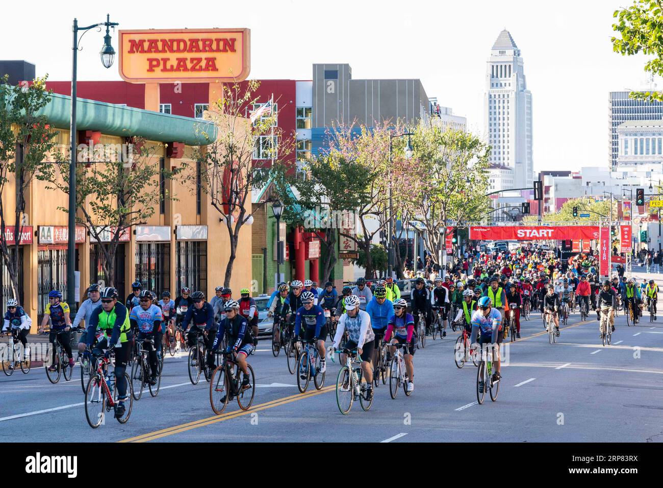 (190217) -- LOS ANGELES, 17 février 2019 (Xinhua) -- des personnes participent à une course cycliste à Los Angeles Chinatown Firecracker Run 2019 à Los Angeles, États-Unis, le 16 février 2019. (Xinhua/Qian Weizhong) U.S.-LOS ANGELES-CHINATOWN-ACTIVITY PUBLICATIONxNOTxINxCHN Banque D'Images