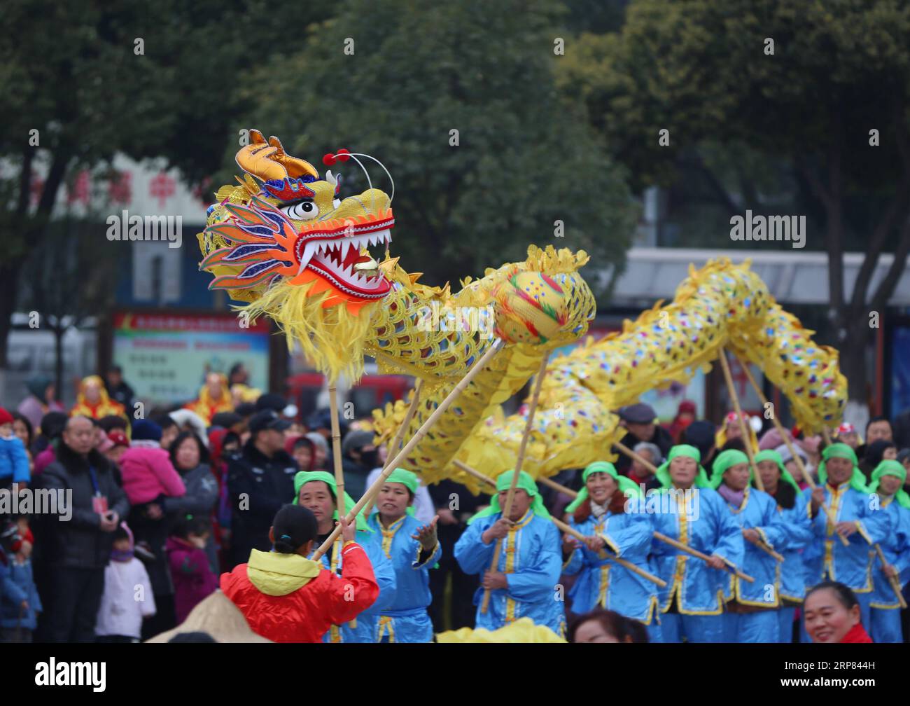 (190217) -- XIANGYANG, 17 février 2019 (Xinhua) -- des artistes folkloriques exécutent une danse du dragon pour célébrer le prochain Festival des lanternes, qui aura lieu le 19 février cette année, dans la ville de Xiangyang, dans la province du Hubei, au centre de la Chine, le 17 février 2019. (Xinhua/Li Xuhui) CHINA-LANTERN FESTIVAL-CELEBRATION (CN) PUBLICATIONxNOTxINxCHN Banque D'Images
